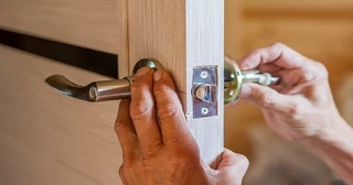 Установка и замена дверной ручки в Мценске от 273 руб. – Мастер24, монтаж фурнитуры, недорого